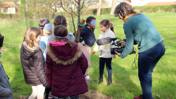 Anne filme dans le parc