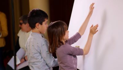 enfants devant toile