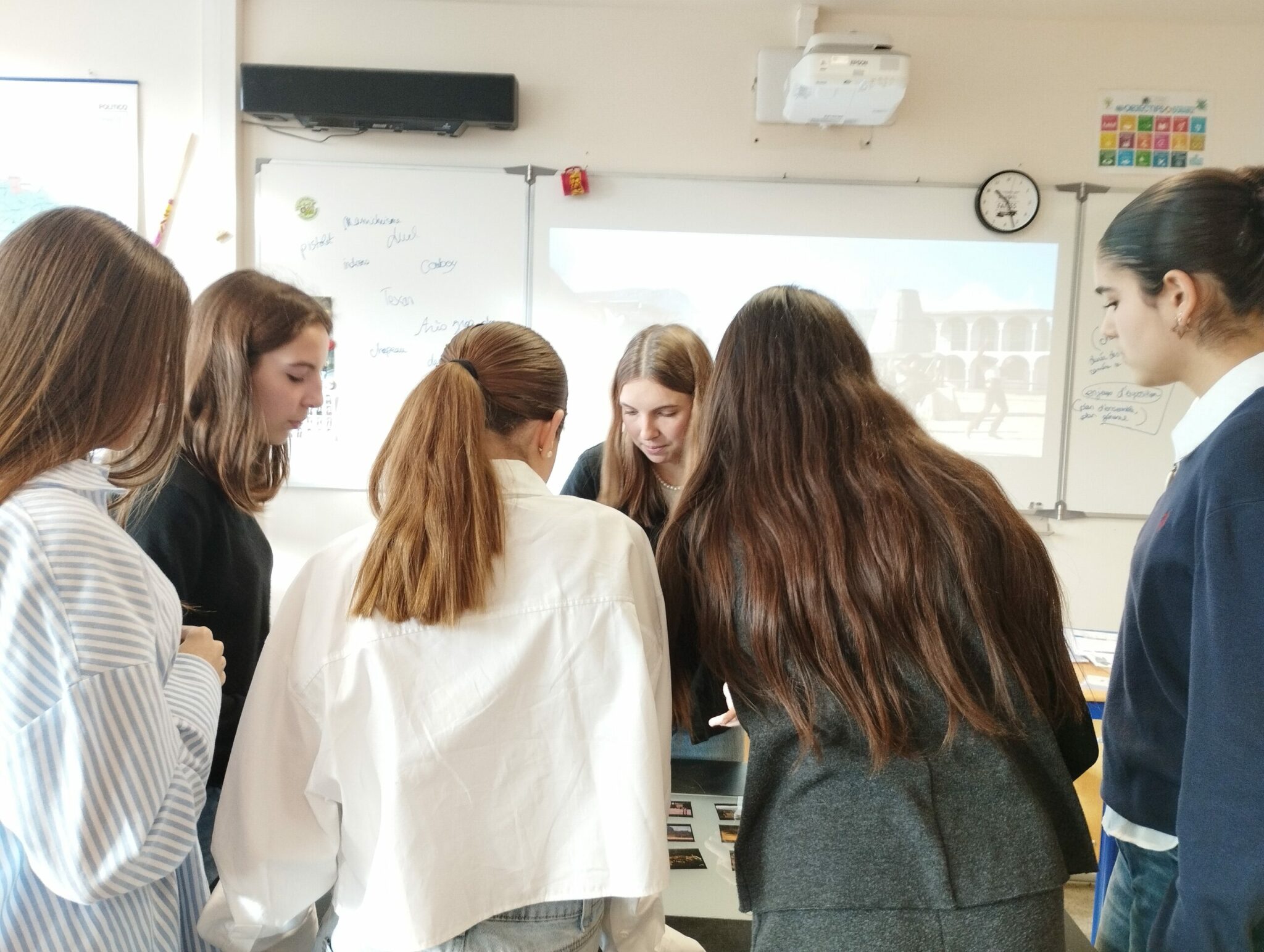 Des élèves réunies réfléchissent autour d'une table.